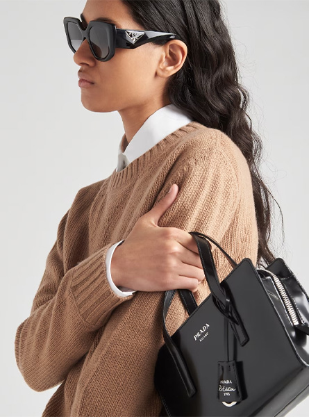 PRADA高仿女装 | 普拉达A货服装  2024年新款 Prada 徽标装饰羊绒和羊毛圆领毛衣