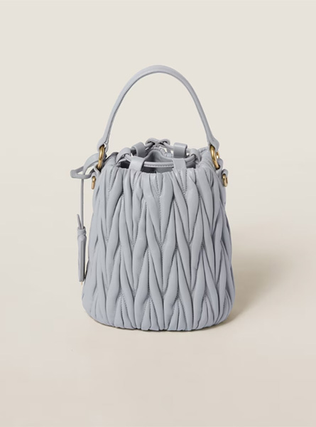 高仿MIUMIU包包 | A货缪缪包包 2024年MIUMIU新款 矢车菊蓝Matelassé软羊革水桶包