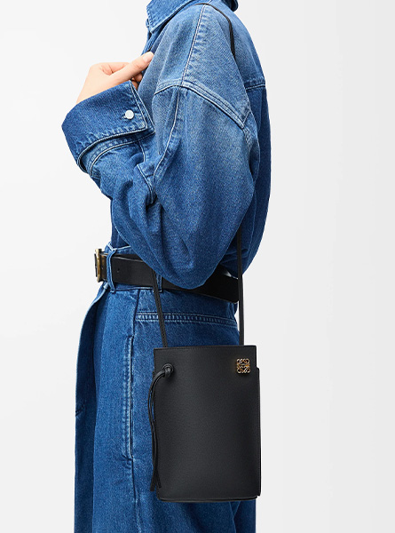 高仿LOEWE包包 | A货罗意威包包 2025年LOEWE新款 黑色 经典牛皮革骰子小袋
