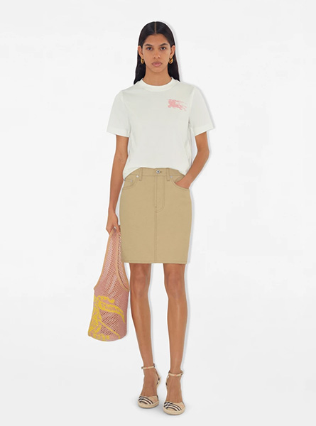 BURBERRY高仿女装 | 巴宝莉 A货服装 2025夏季BURBERRY新款 马术骑士徽标棉质 T 恤衫