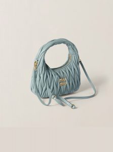 高仿MIUMIU包包 | A货缪缪包包 2025夏季MIUMIU新款 粉蓝色 Wander Matelassé软羊革小号新月包