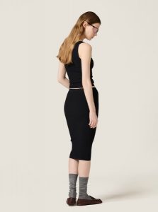 MIUMIU高仿女装 | 缪缪A货服装 2025夏季MIUMIU新款 黑色粘胶纤维背心上衣