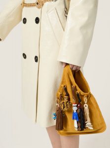 高仿MIUMIU包包 | A货缪缪包包 2025夏季MIUMIU新款 威士忌色 绒面皮革手袋，挂饰装饰