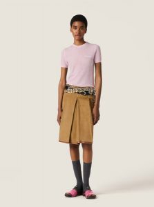 MIUMIU高仿女装 | 缪缪A货服装  2025夏季MIUMIU新款 雪粉色 羊绒毛衣