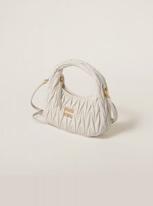高仿MIUMIU包包 | A货缪缪包包 2025夏季MIUMIU新款 白色WanderMatelassé软羊革小号新月包