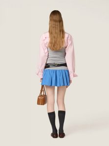 MIUMIU高仿女装 | 缪缪A货服装  2025夏季MIUMIU新款 灰色府绸和平纹针织迷你半身裙