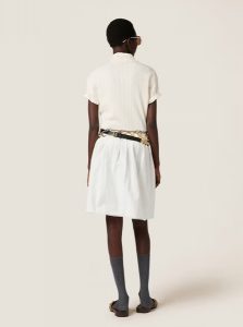 MIUMIU高仿女装 | 缪缪A货服装 2025夏季MIUMIU新款 白色羊绒和丝质Polo毛衣