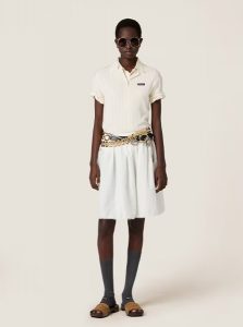 MIUMIU高仿女装 | 缪缪A货服装 2025夏季MIUMIU新款 白色羊绒和丝质Polo毛衣