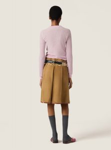 MIUMIU高仿女装 | 缪缪A货服装  2025夏季MIUMIU新款 雪粉色 羊绒开衫