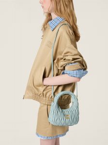 高仿MIUMIU包包 | A货缪缪包包 2025夏季MIUMIU新款 粉蓝色 Wander Matelassé软羊革小号新月包