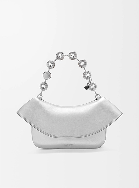 高仿LOEWE包包 | A货罗意威女包 2025早秋新款 银色中号层压牛皮革 Ola 手袋