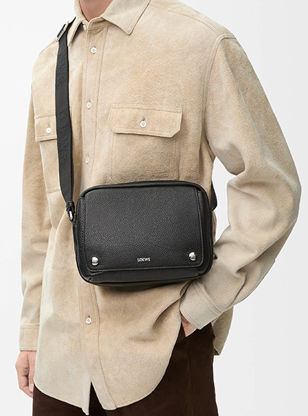 高仿LOEWE包包 | A货罗意威男包 2025早秋新款 黑色中号柔软粒面牛皮革 Pebble 邮差包