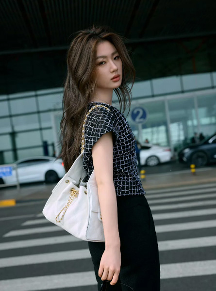 高仿CHANEL包包 白色CHANEL 25小号手袋 单依纯 × 机场出发🛫