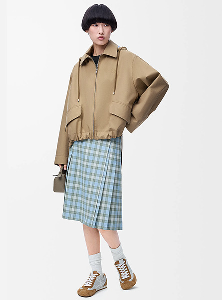 LOEWE高仿女装 | 罗意威A货服装  2025早秋LOEWE新款 米色棉质连帽派克大衣