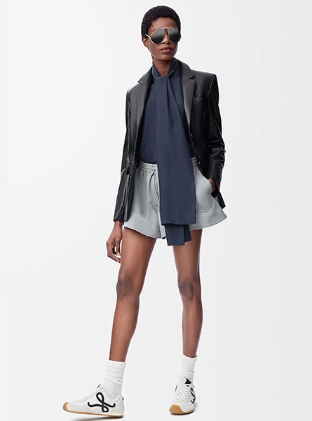 LOEWE高仿女装 | 罗意威A货服装  2025早秋LOEWE新款 浅灰色棉质短裤