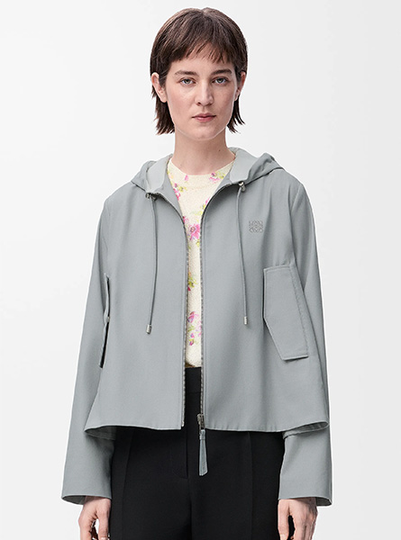 LOEWE高仿女装 | 罗意威A货服装  2025早秋LOEWE新款 浅灰色棉质连帽夹克