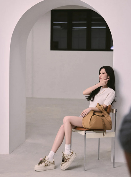 高仿FENDI包包 米色FENDI Spy大号手袋 孟子义 in FENDI 新款Spy包包 孟姐穿搭
