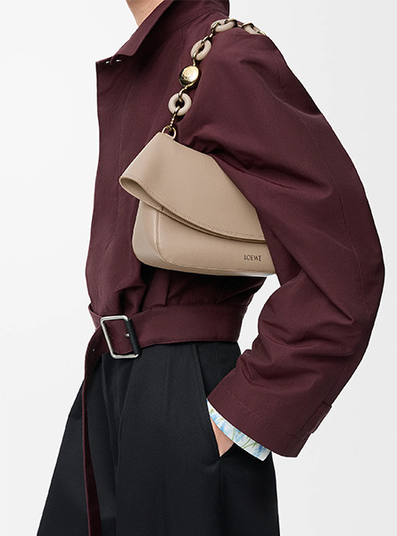 高仿LOEWE包包 | A货罗意威女包 2025早秋新款 沙色中号光滑牛皮革 Ola 手袋