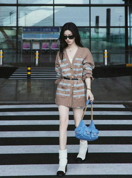 高仿香奈儿包包 大号嬉皮包单依纯 出发CHANEL巴黎时装秀路透
