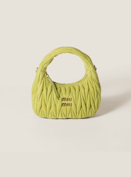 高仿MIUMIU包包 Wander Matelassé绒面皮革手袋 张元英✖️Miu Miu 海报造型! L’Été 2025 collection