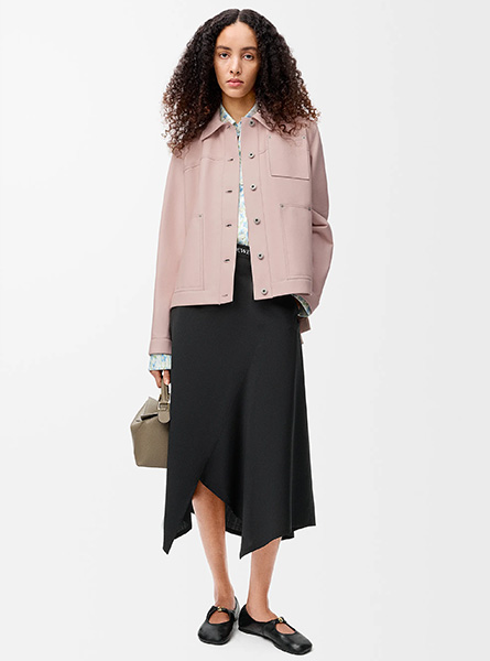 LOEWE高仿女装 | 罗意威A货服装  2025早秋LOEWE新款 淡粉色纳帕羊皮革工装夹克