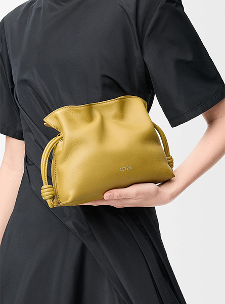 高仿LOEWE包包 | A货罗意威女包 2025早秋新款 姜黄色迷你纳帕牛皮革 Flamenco 手拿包