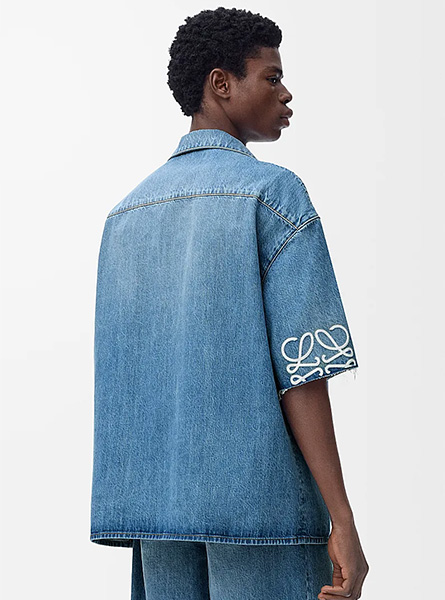 LOEWE高仿男装 | 罗意威A货服装  2025早秋新款 水洗牛仔蓝Anagram 单宁布短袖衬衫