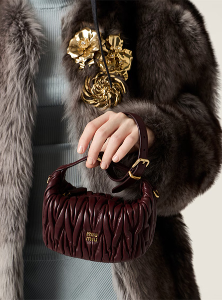 高仿MIUMIU包包 | A货缪缪包包 2025秋冬MIUMIU新款 酒红色 Matelassé Nappa皮革小袋