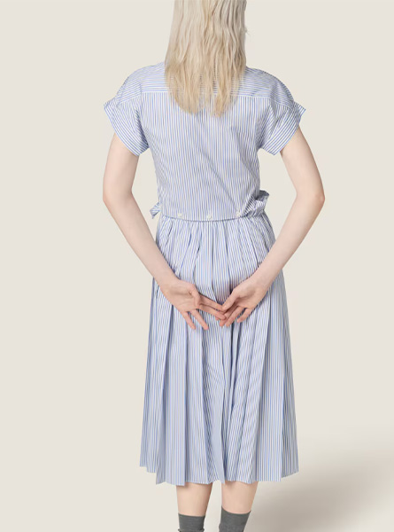 MIUMIU高仿女装 | 缪缪A货服装  2025秋冬MIUMIU新款 浅蓝色条纹府绸褶裥中长连衣裙