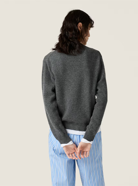 MIUMIU高仿女装 | 缪缪A货服装  2025秋冬MIUMIU新款 石板灰 羊绒V领毛衣