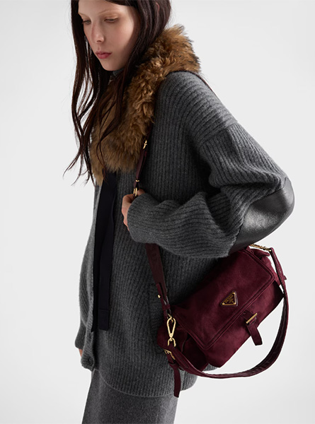 高仿PRADA包包 | A货普拉达女包 2025秋冬PRADA新款 酒红色Prada Explore中号绒面皮革单肩包