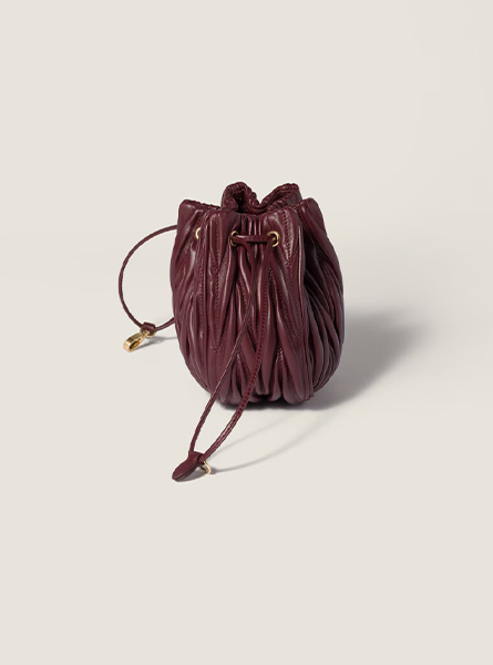 高仿MIUMIU包包 | A货缪缪包包 2025秋冬MIUMIU新款 酒红色 Matelassé Nappa皮革小袋