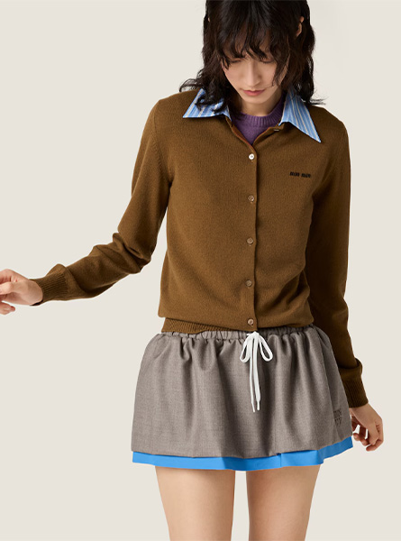MIUMIU高仿女装 | 缪缪A货服装  2025秋冬MIUMIU新款 烟草色 带领羊绒开衫
