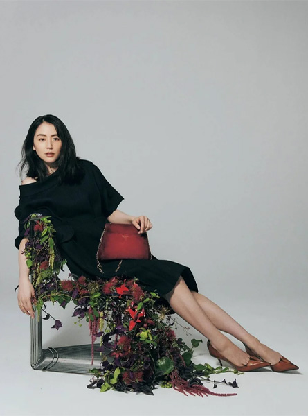 高仿PRADA包包 Prada Tumulte 小号皮革手袋 长泽雅美 登上SPUR九月刊封面