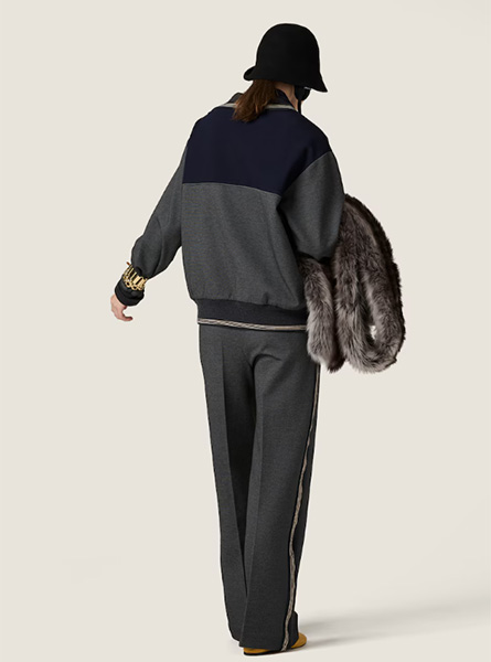 MIUMIU高仿女装 | 缪缪A货服装  2025秋冬MIUMIU新款 烟煤灰 拉链卫衣