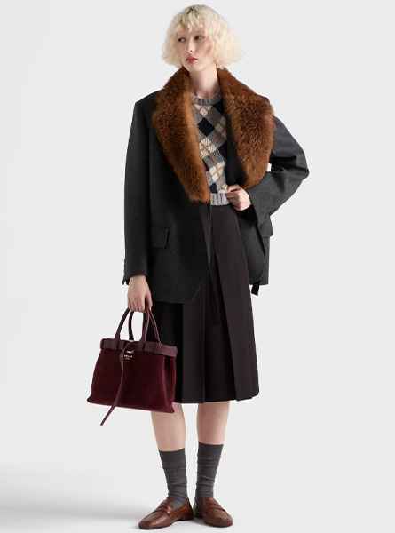 高仿PRADA包包 | A货普拉达女包 2025秋冬PRADA新款 酒红色 中号Prada Buckle袢带绒面皮革手袋