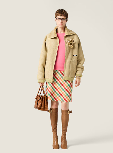MIUMIU高仿女装 | 缪缪A货服装  2025秋冬MIUMIU新款 豆绿色棉质抓绒拉链夹克