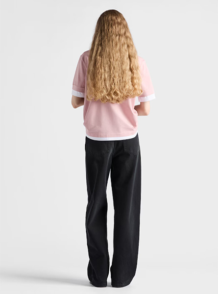 PRADA高仿女装 | 普拉达 A货服装  2025秋冬PRADA新款 雪粉色珠地布和平纹针织Polo衫