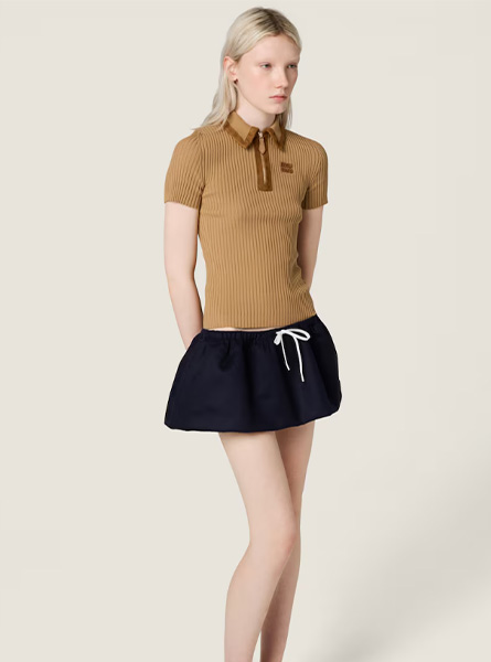 MIUMIU高仿女装 | 缪缪A货服装  2025秋冬MIUMIU新款 沙黄色 罗纹针织羊绒Polo毛衣