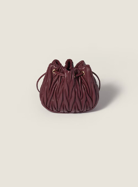 高仿MIUMIU包包 | A货缪缪包包 2025秋冬MIUMIU新款 酒红色 Matelassé Nappa皮革小袋