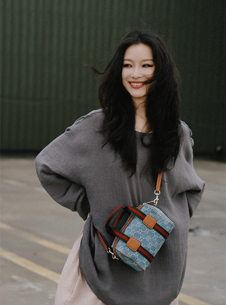 高仿Gucci包包  蓝色GG迷你丹宁手袋 倪妮码头生日大片