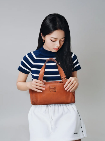 高仿MIUMIU包包 皮革手提包 Miu Miu 七夕系列 | 赵今麦的浪漫邂逅