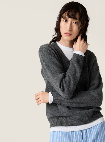 MIUMIU高仿女装 | 缪缪A货服装  2025秋冬MIUMIU新款 石板灰 羊绒V领毛衣