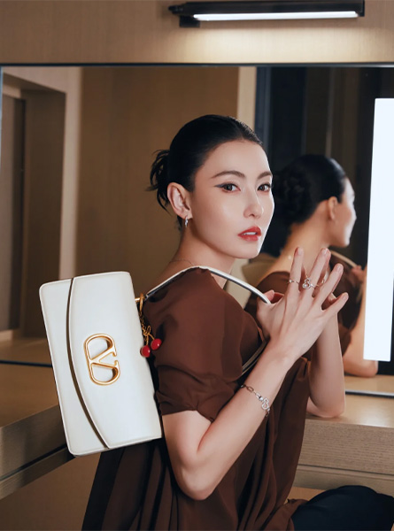 高仿VALENTINO包包 VAIN 亮面小牛皮手提包 张柏芝 琥珀系松弛感穿搭