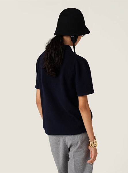 MIUMIU高仿女装 | 缪缪A货服装  2025秋冬MIUMIU新款 蓝色羊绒Polo衫