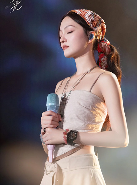 高仿MIUMIU上衣 牛仔和皮革头巾上衣 张韶涵｜衢州站彩排图