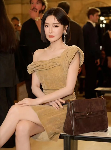 高仿Tory Burch包包 秦岚亮相纽约时装周Tory Burch2026春夏秀场