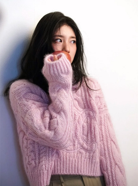 高仿CELINE上衣 穿CELINE粉色毛衣的秀智SUZY