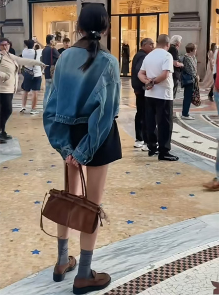 高仿PRADA包包 Prada Bonnie中号绒面皮革手袋 关晓彤米兰时装周