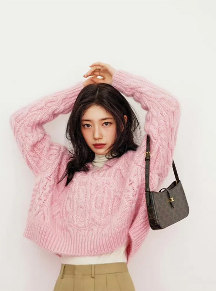 高仿CELINE上衣 穿CELINE粉色毛衣的秀智SUZY